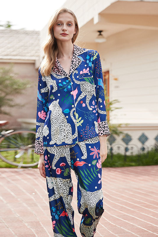 Conjunto de pijama con estampado de leopardo de las nieves azul