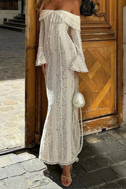 Vestido de encaje con mangas acampanadas y hombros descubiertos