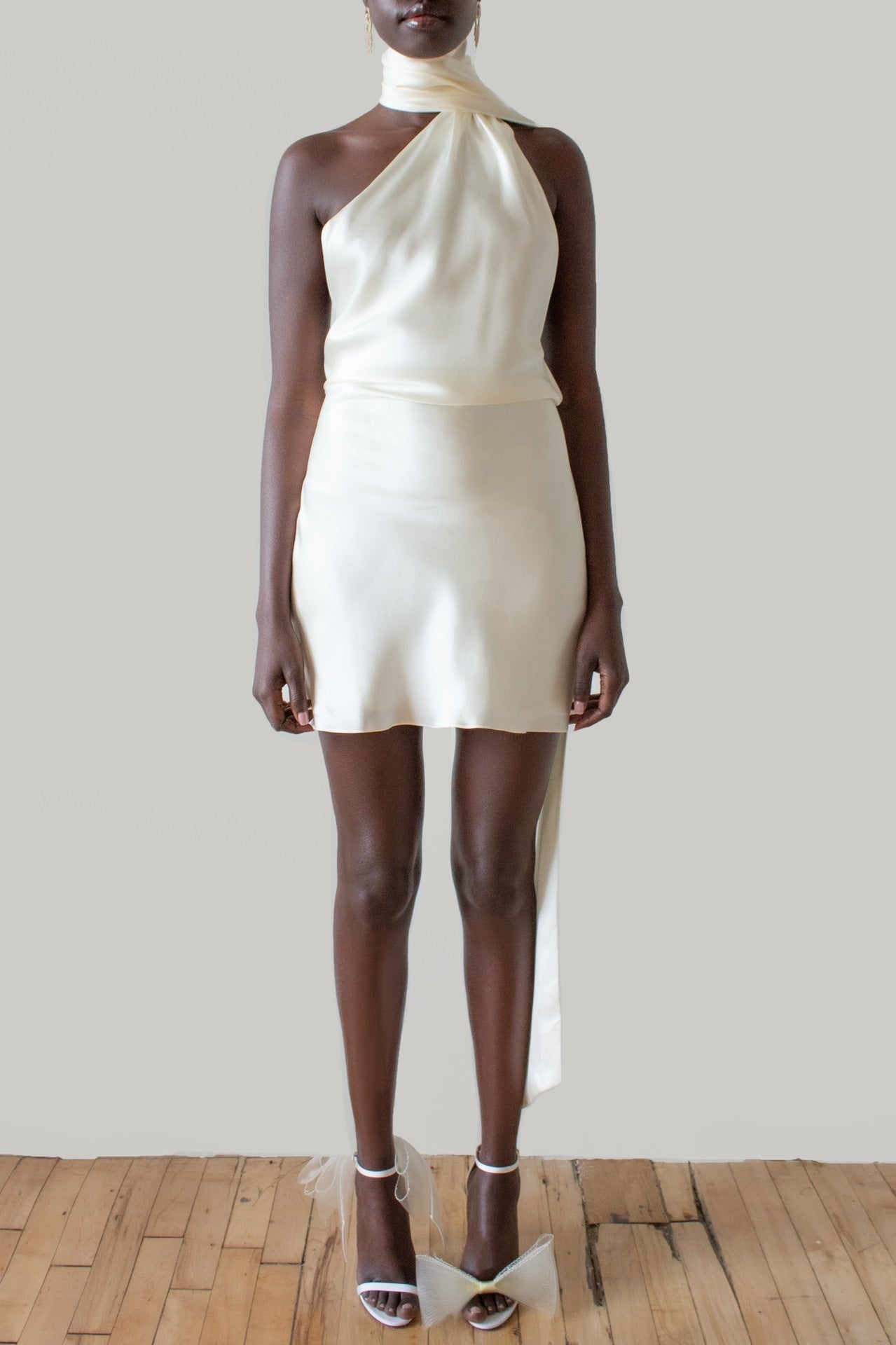 Minivestido de satén con cuello halter y espalda descubierta