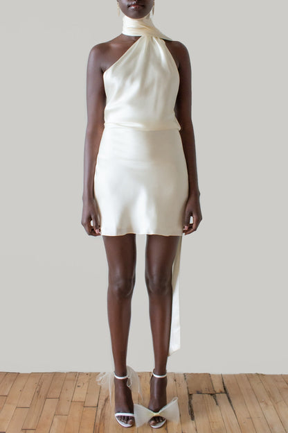 Minivestido de satén con cuello halter y espalda descubierta