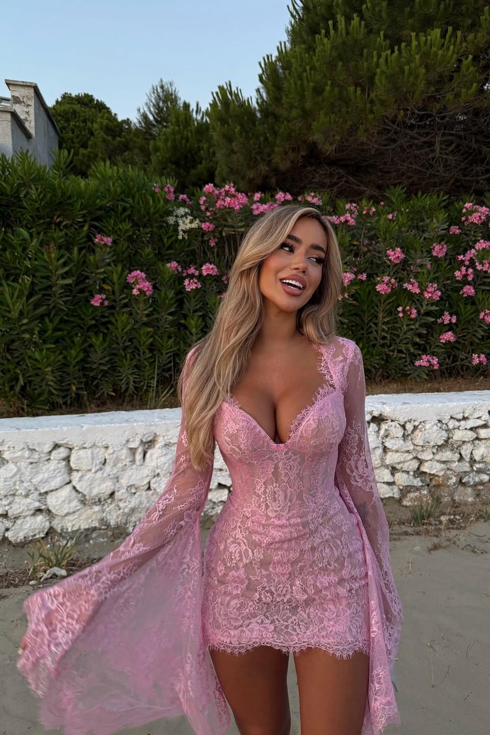 Minivestido de encaje con mangas acampanadas Whispers of Blush