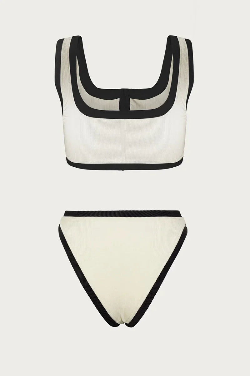 Traje de baño elegante de dos piezas con detalle de botones en contraste