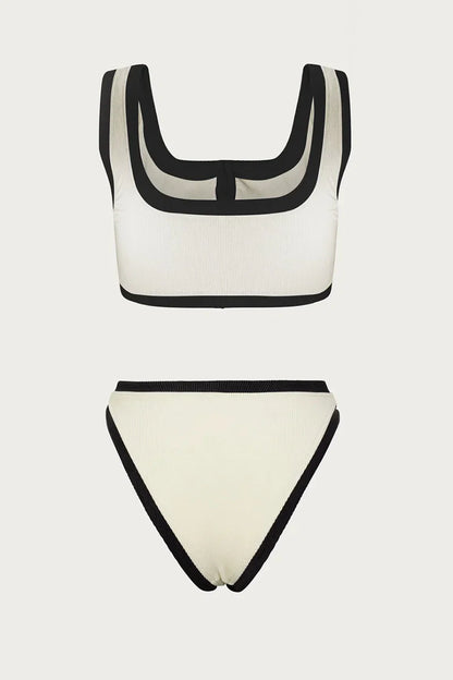 Traje de baño elegante de dos piezas con detalle de botones en contraste