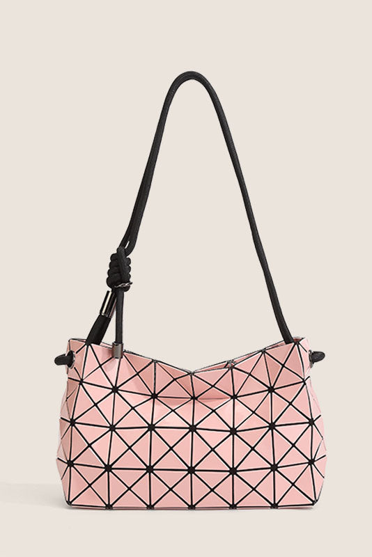 Bolso moderno con relieve geométrico