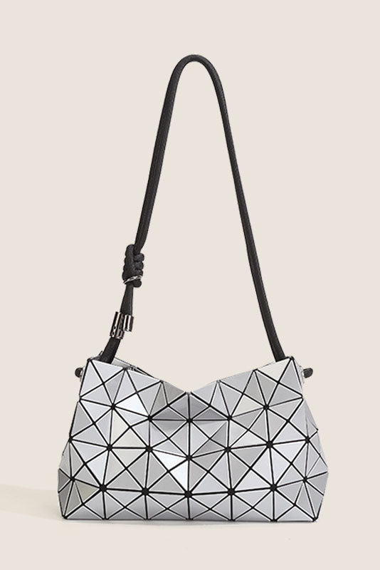 Bolso moderno con relieve geométrico