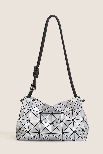Bolso moderno con relieve geométrico