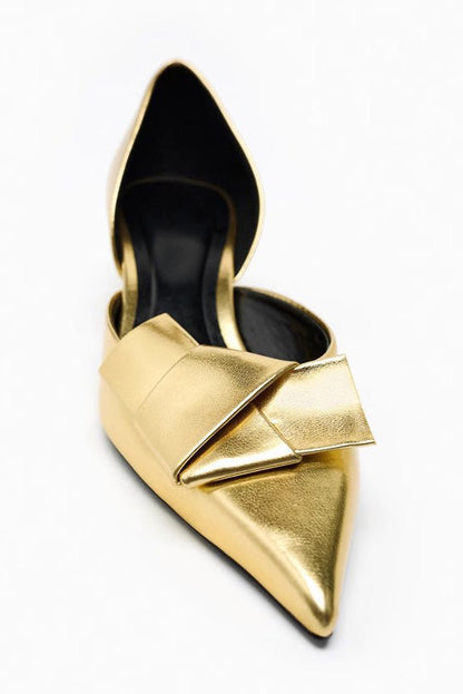 Tacones altos con punta en color brillante