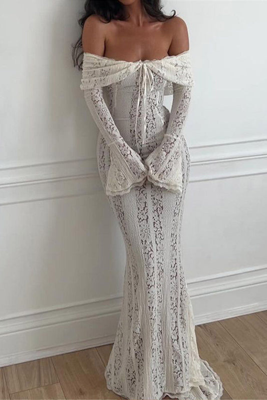 Vestido de encaje con mangas acampanadas y hombros descubiertos