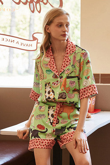 Conjunto de pijama con pantalones cortos y gato de color café