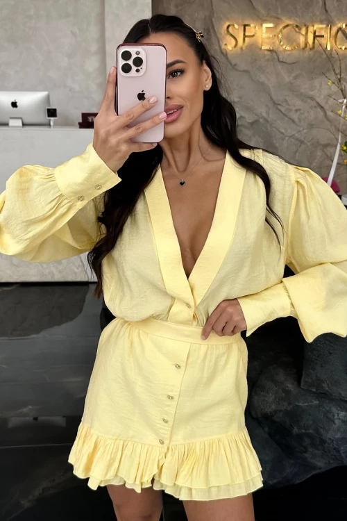 Yiping Story reaparece con minivestido