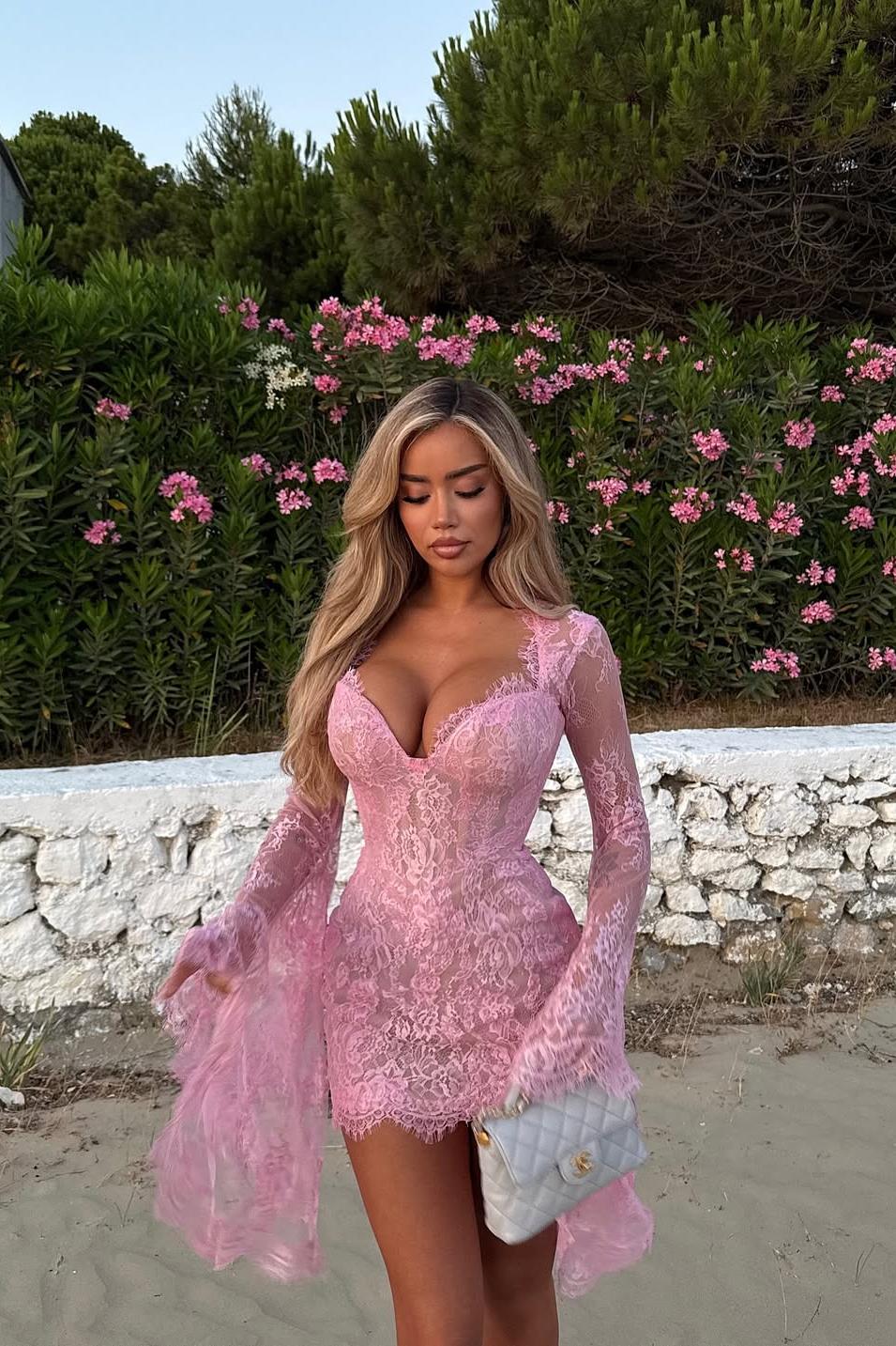Minivestido de encaje con mangas acampanadas Whispers of Blush