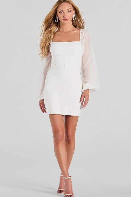 Juguetón con minivestido blanco