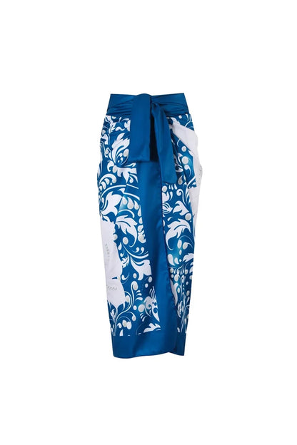 Conjunto de traje de baño azul con detalles florales de perla