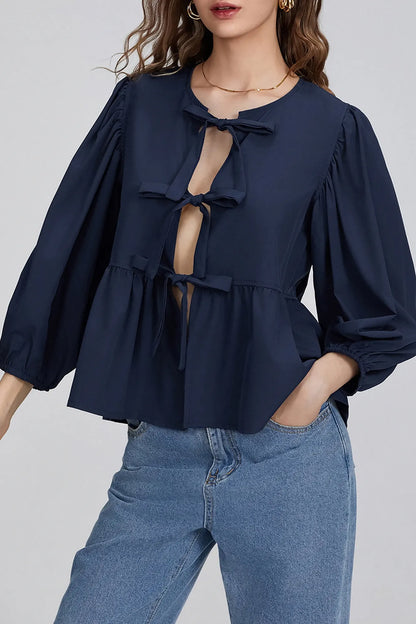 Blusa con mangas abullonadas, peplum y lazos