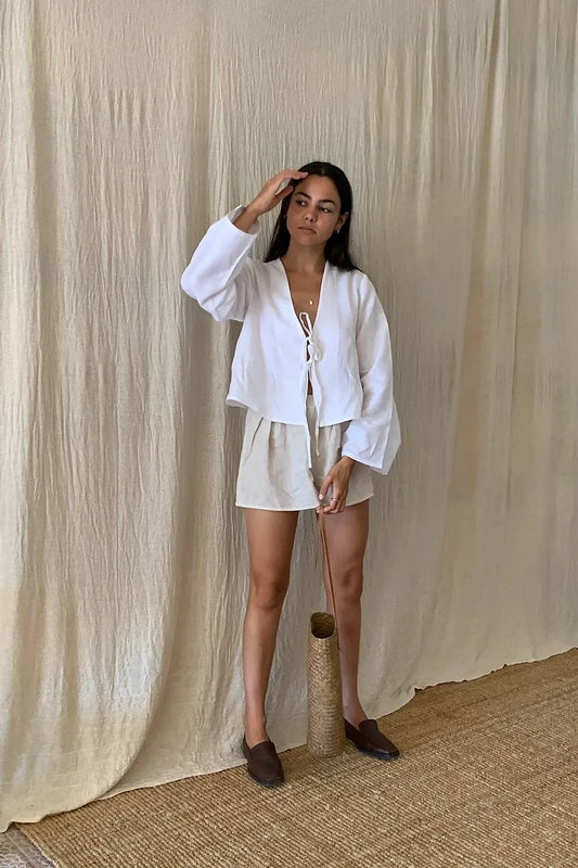 Blusa elegante y sencilla con cordones