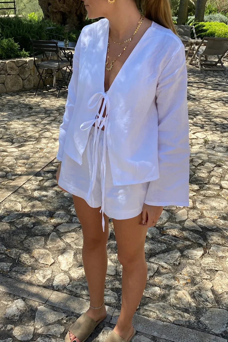 Blusa elegante y sencilla con cordones