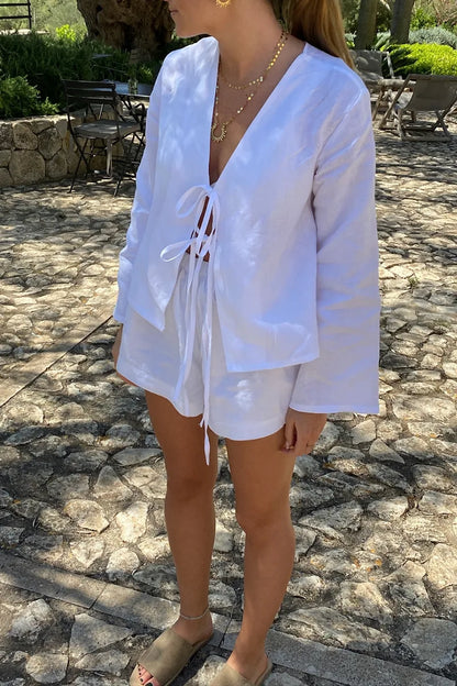 Blusa elegante y sencilla con cordones