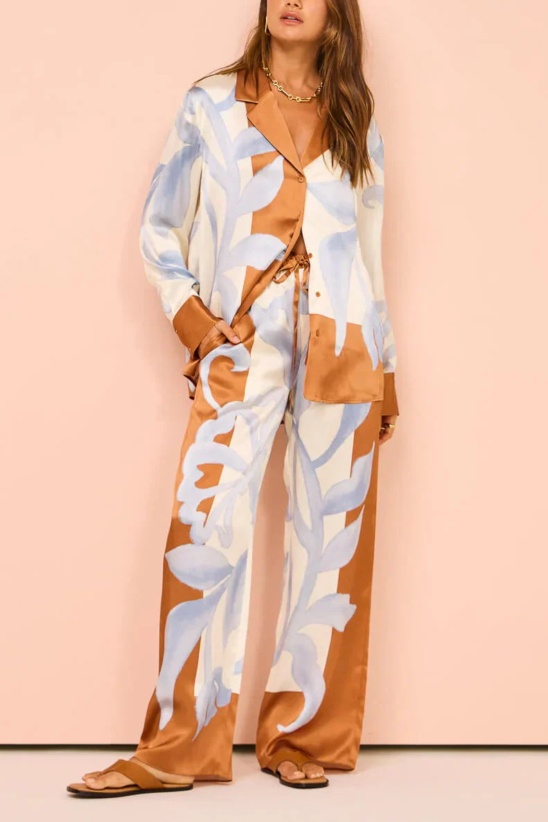 Exquisito conjunto de pantalones holgados con estampado floral tie-dye en contraste