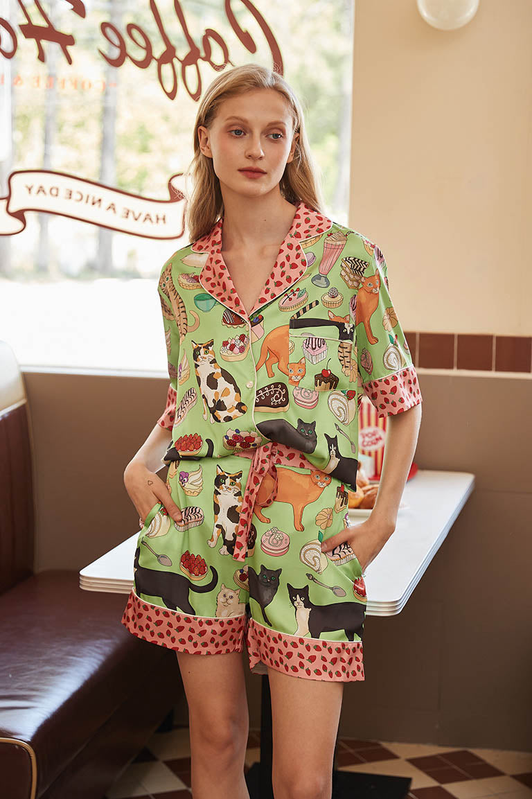 Conjunto de pijama con pantalones cortos y gato de color café