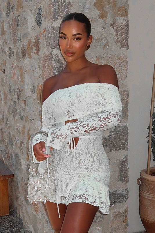 Elegante minivestido de jacquard con volantes y hombros descubiertos