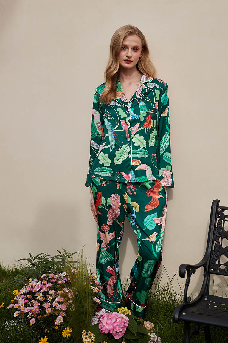 Conjunto de pijama de seda con estampado de loro verde