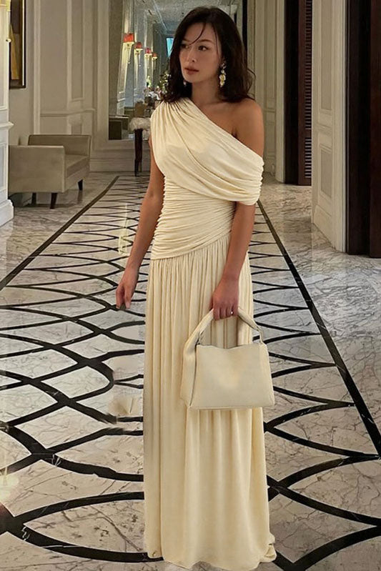 Vestido largo de noche con corte asimétrico