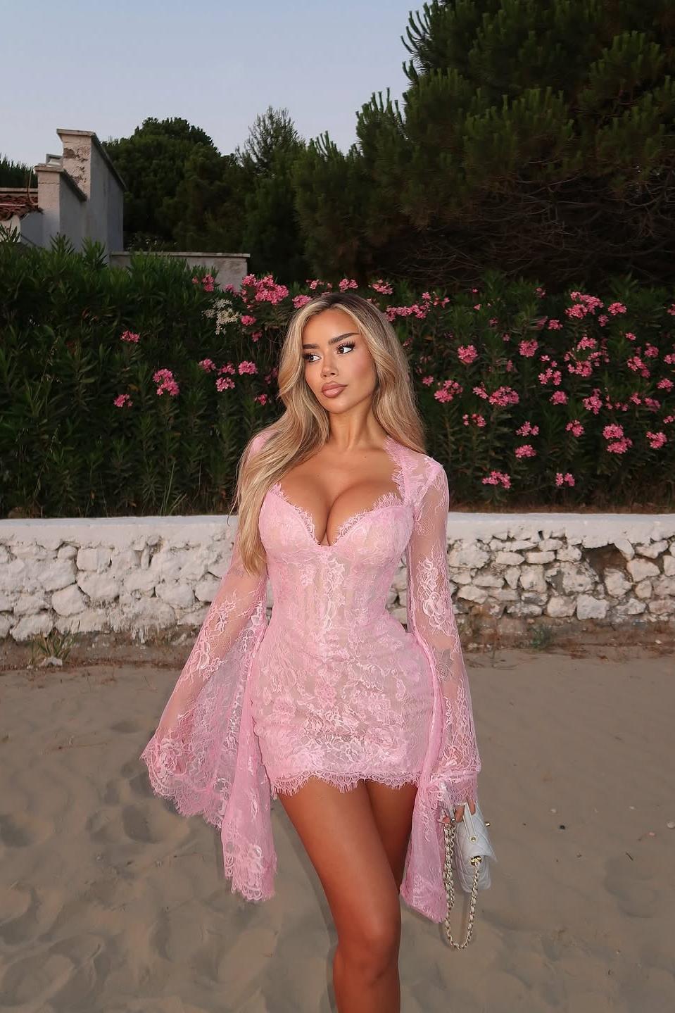 Minivestido de encaje con mangas acampanadas Whispers of Blush