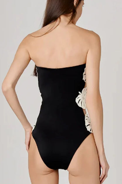 Traje de baño sin tirantes con recortes de patchwork de hojas