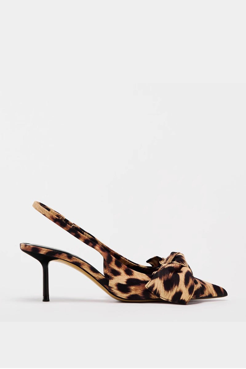Tacones altos con estampado de leopardo