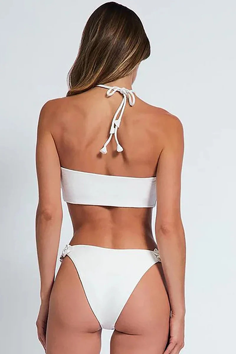 Traje de baño con cuello halter y adornos florales de color sólido