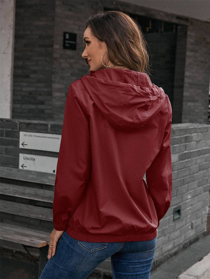 Chaqueta impermeable moderna y elegante con capucha para mujer | Ideal para actividades al aire libre