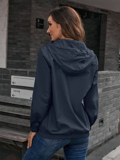 Chaqueta impermeable moderna y elegante con capucha para mujer | Ideal para actividades al aire libre