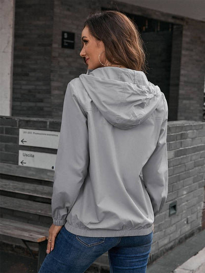 Chaqueta impermeable moderna y elegante con capucha para mujer | Ideal para actividades al aire libre