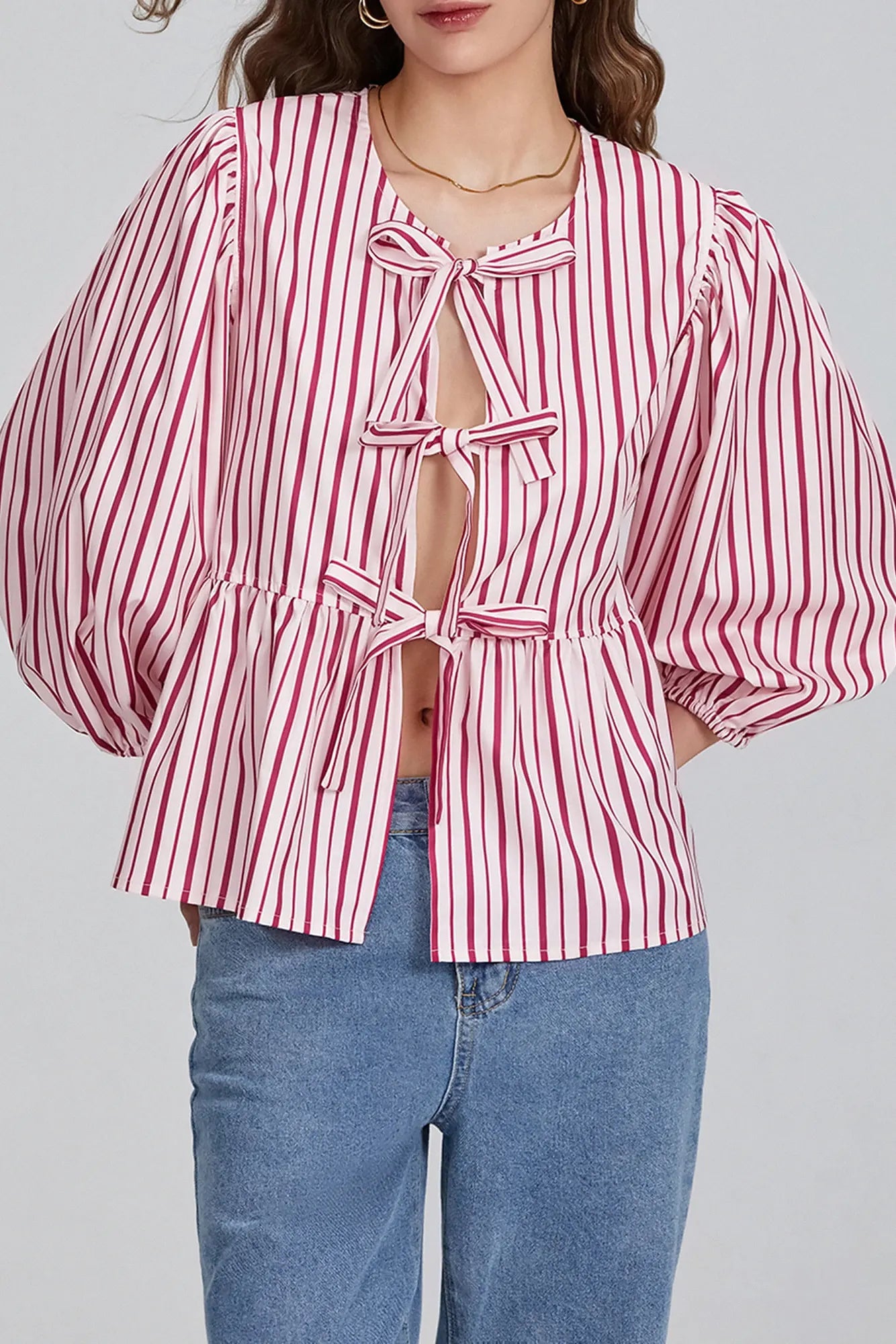 Blusa con mangas abullonadas, peplum y lazos