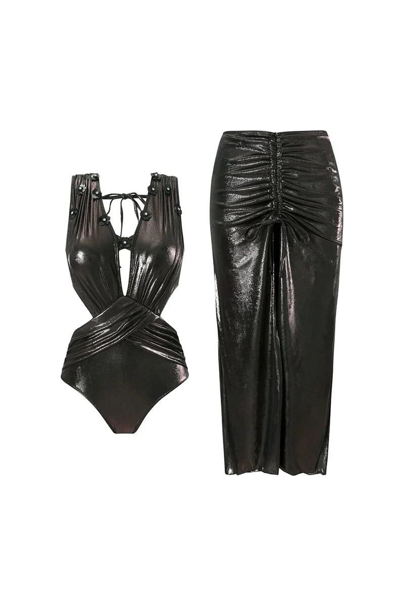 Traje de baño negro brillante con apliques de lentejuelas y recortes