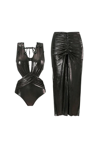 Traje de baño negro brillante con apliques de lentejuelas y recortes