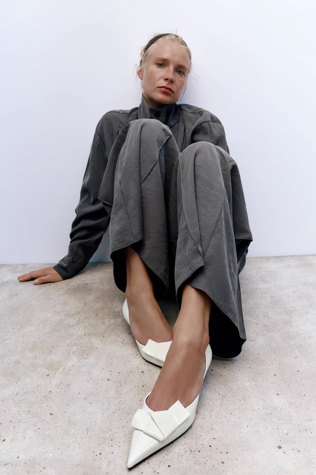 Tacones altos con punta en color brillante