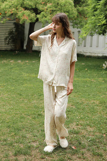 Conjunto de pijama floral con hojas de sauce