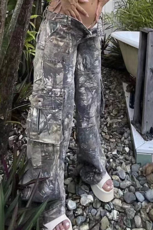 Pantalones cargo de cintura baja con camuflaje