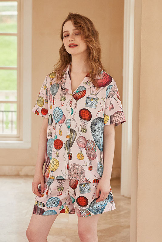 Pijama de manga corta con estampado de globo aerostático y frente abierto