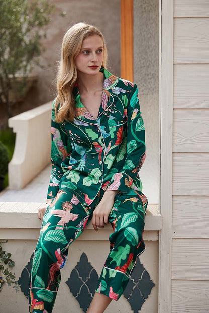 Conjunto de pijama de seda con estampado de loro verde