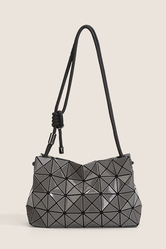 Bolso moderno con relieve geométrico