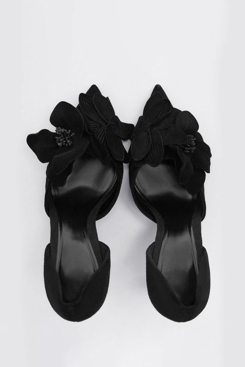 Tacones altos puntiagudos adornados con flores