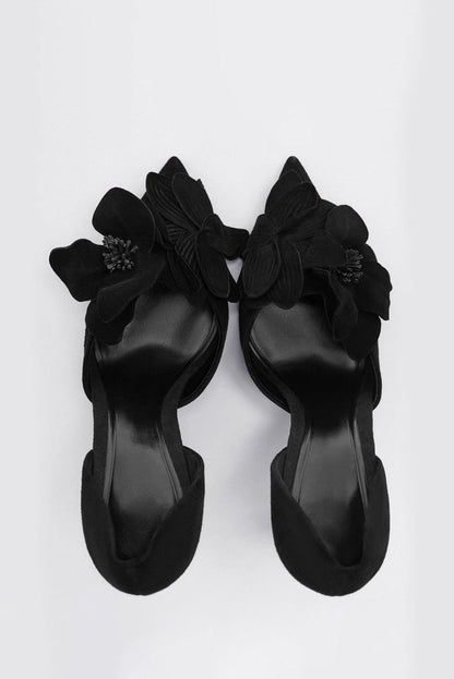 Tacones altos puntiagudos adornados con flores