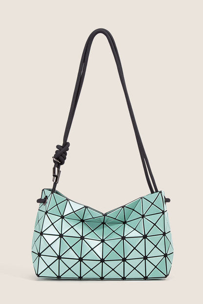 Bolso moderno con relieve geométrico