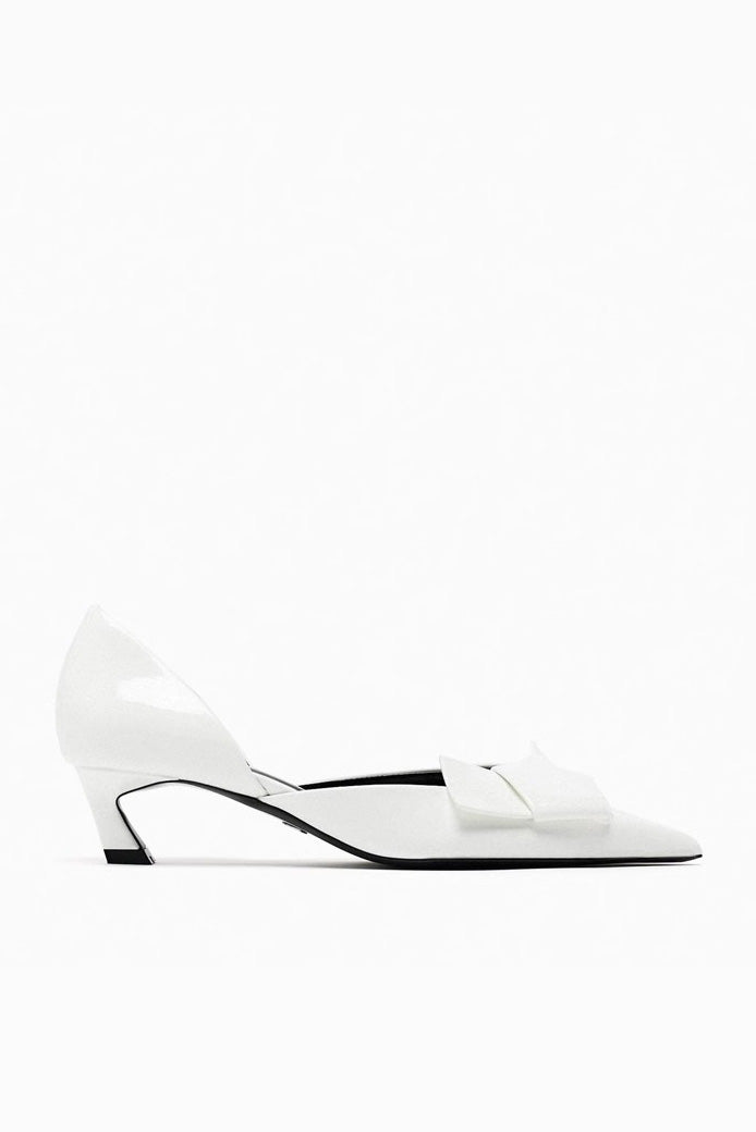 Tacones altos con punta en color brillante