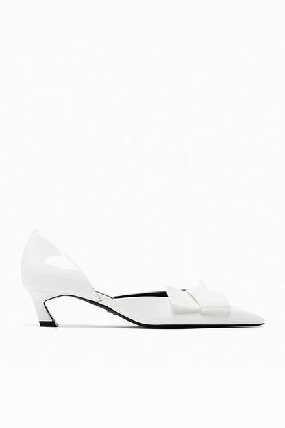 Tacones altos con punta en color brillante