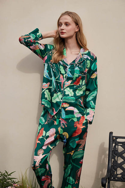 Conjunto de pijama de seda con estampado de loro verde