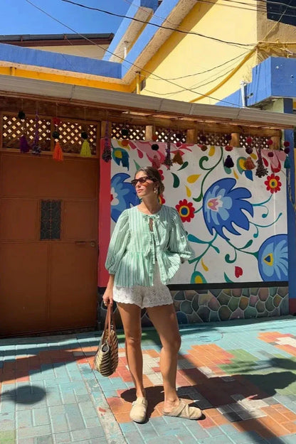 Blusa corta con mangas abullonadas y lazos peplum de rayas verdes