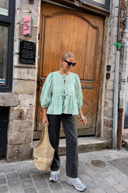 Blusa corta con mangas abullonadas y lazos peplum de rayas verdes